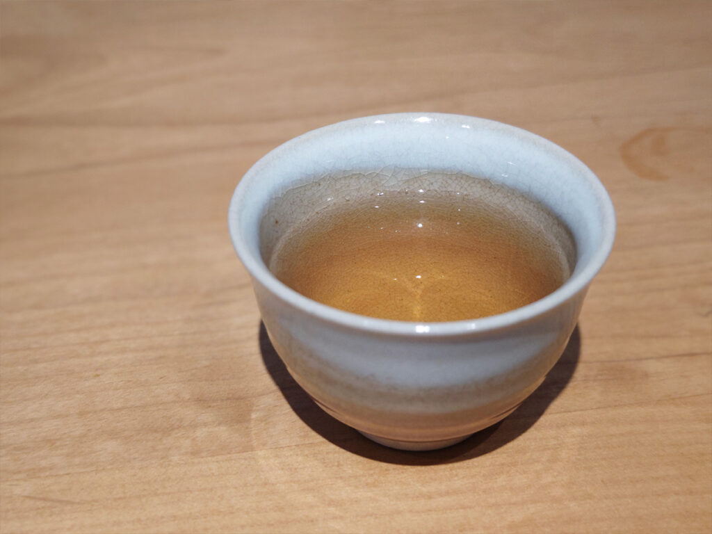 かき氷と一緒に提供される烏龍茶