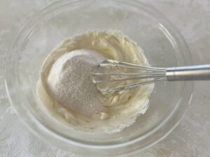 ホイッパーで材料を混ぜる様子