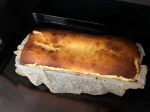 焼きあがった直後のいちごのバスクチーズケーキの画像