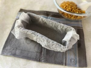 湿らせたクッキングシートを敷いたパウンドケーキ型の画像