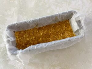 クッキーを敷いたパウンドケーキ型の画像
