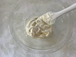 クリームチーズを混ぜる様子