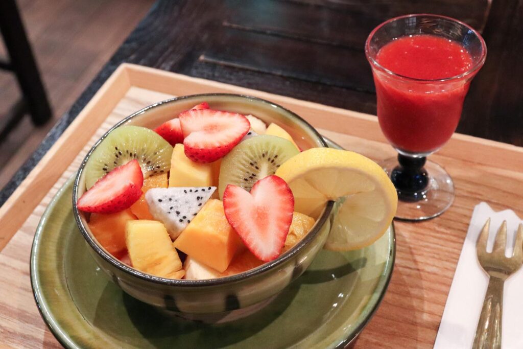 Café Ichifujiのピタヤボウルとイチゴの冷製スープセットの写真