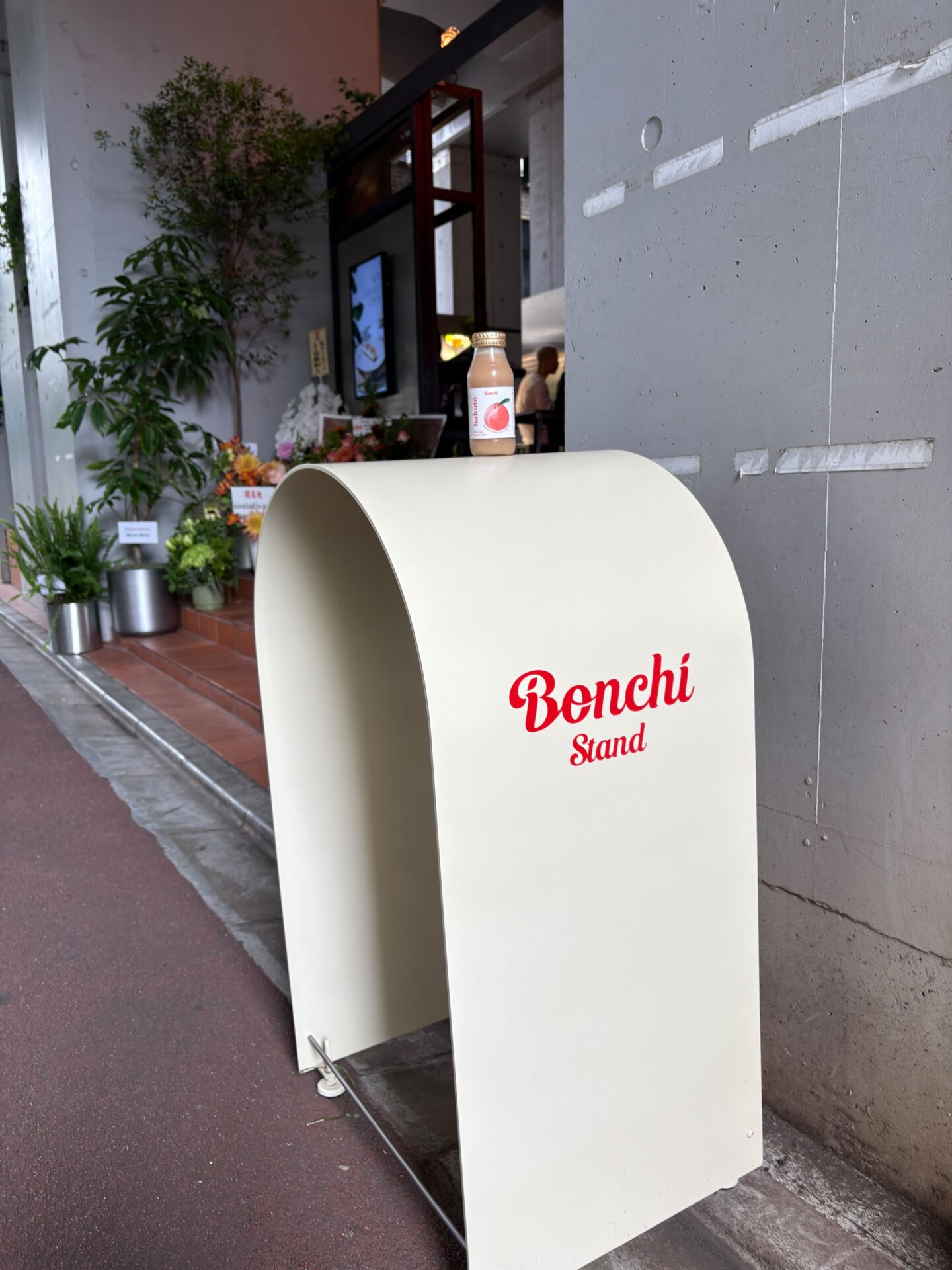 Bonchi Standの看板に載せられたフルーツジュースの写真