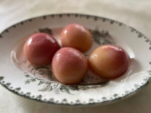 皿に並んだシロップ漬けの桃