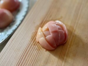 ひと口サイズにカットされたシロップ漬けの桃