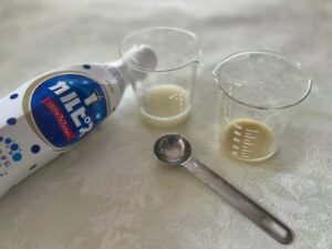 ビーカーに入ったカルピス原液と生姜汁の写真