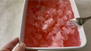 冷やしたシロップをフォークでかき氷状にする様子