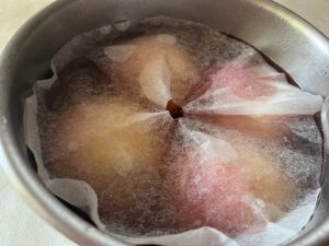 落し蓋をして桃を煮る様子