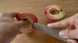 包丁で桃の種を取り出す様子