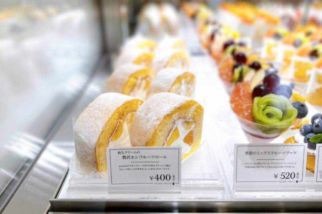 ショーケースに並んだ贅沢ホシフルーツロールの写真