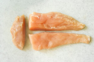 3つに切り分けた鶏胸肉の写真