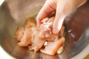 鶏胸肉に砂糖をもみ込む様子