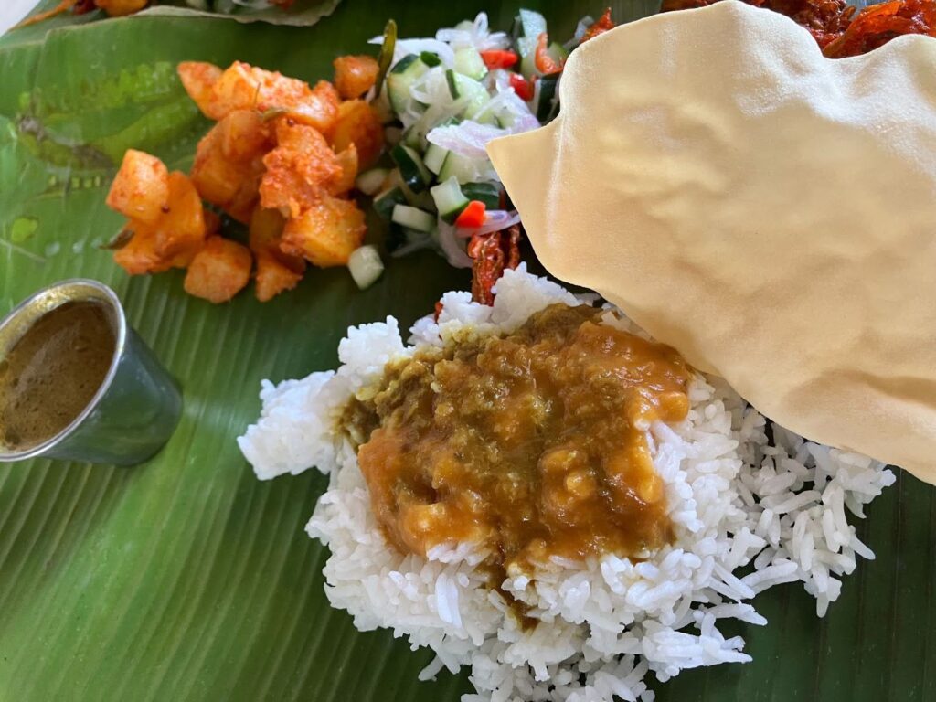 バナナの葉を皿として使っている様子