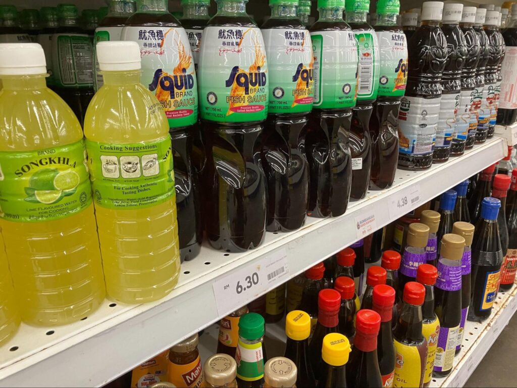 調味料のコーナーで売られるライムの絞り汁の写真(マレーシア)