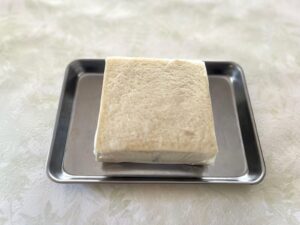 バットに乗せたサンドウィッチの写真