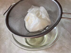 ヨーグルトを水切りする様子