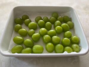 キッチンペーパーに並べられたシャインマスカットの写真