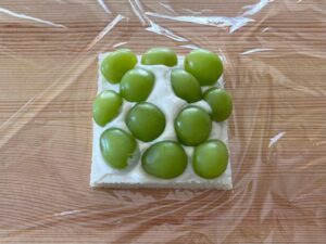クリームとシャインマスカットを乗せた食パンの写真