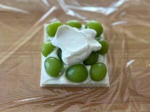 さらにクリームを足す様子