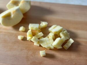 1cm角にカットしたりんごの写真