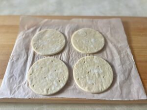 円形に切りとられたパイシートの写真