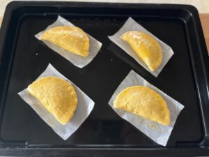 オーブンプレートに4つのパイが並んでいる写真