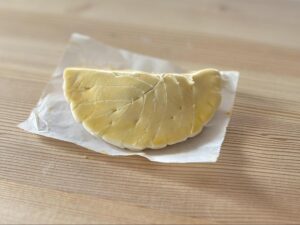 葉っぱの模様の切れ込みを入れた状態のパイ