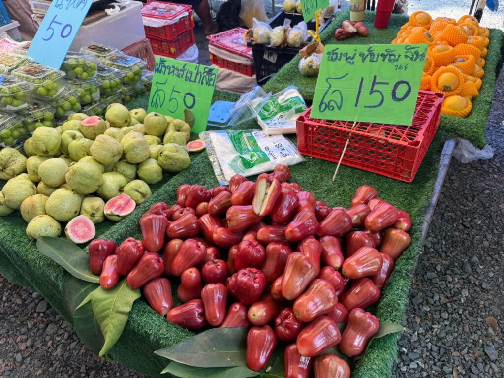 野菜やフルーツが並んだ屋台の様子（チェンマイ雲南マーケット）