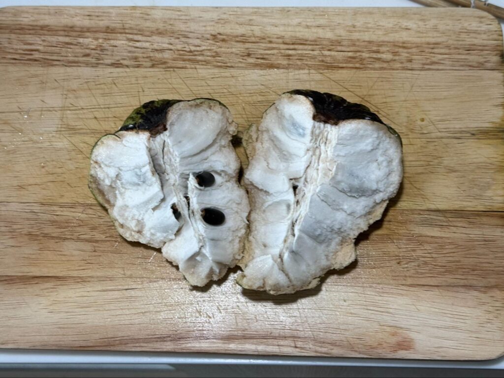 アテモヤを割って中の白い果肉が見えている写真