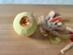 皮をむいたリンゴの写真