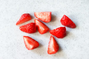 縦1/4カットにされたイチゴの写真