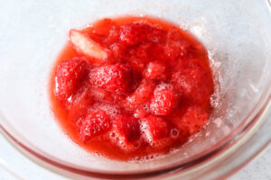 いちごと砂糖を入れたボウルを加熱した様子