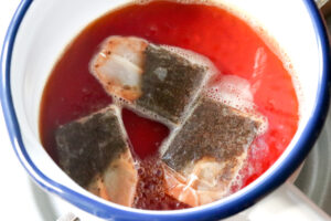 鍋に水とティーバッグ3袋を入れて煮だす様子