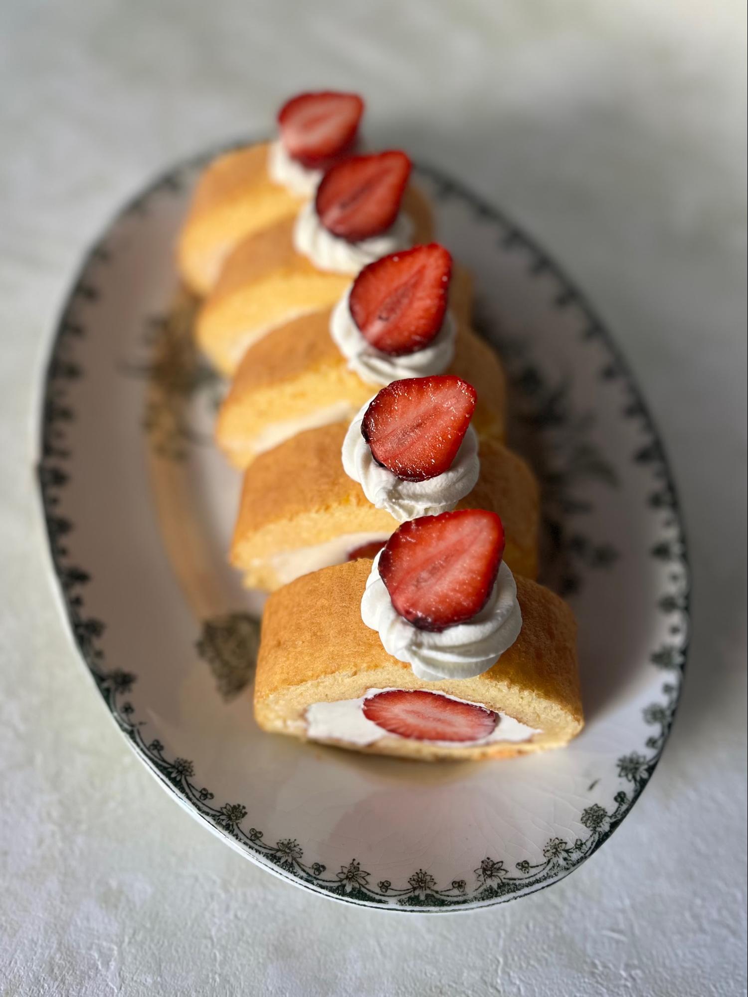 皿に乗ったいちごとホワイトチョコのロールケーキ（5カット分）