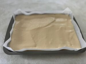 型に入れて表面をならした状態のロール生地