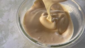 薄力粉を加え、ツヤが出るまでしっかり混ぜた生地の写真