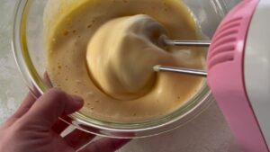 温めた材料をハンドミキサーで混ぜる様子