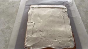 全体にクリームを塗ったロール生地の写真