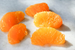 薄皮をむいたデコポンの写真