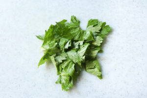 ざく切りにしたセロリの葉