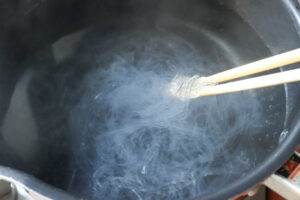 鍋で春雨を茹でる様子