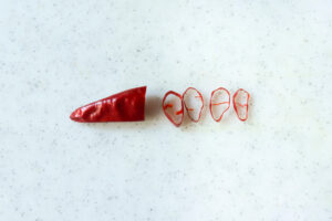 種を取り除き輪切りにした鷹の爪