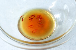 ナンプラー、ライム汁、砂糖、鷹の爪が入ったボウルの写真