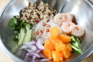 パクチー以外の全ての材料とタレを入れたボウルの写真