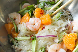 ボウルに入った材料を箸で混ぜる様子