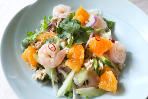 皿に盛りつけたデコポンヤムウンセン