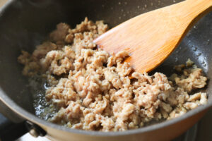フライパンで鶏ひき肉を炒める様子