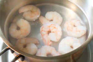 エビ(8尾)を鍋でゆでる様子