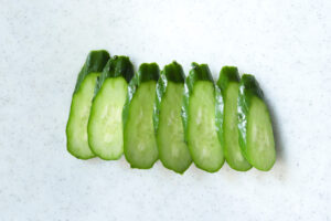 斜め切りにしたきゅうりの写真